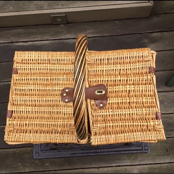 ✨HOST PICK✨ Vintage Stylish Cool Wicker Picnic Basket Dish Set - Never Used 🧺✨ - Picture 7 of 14